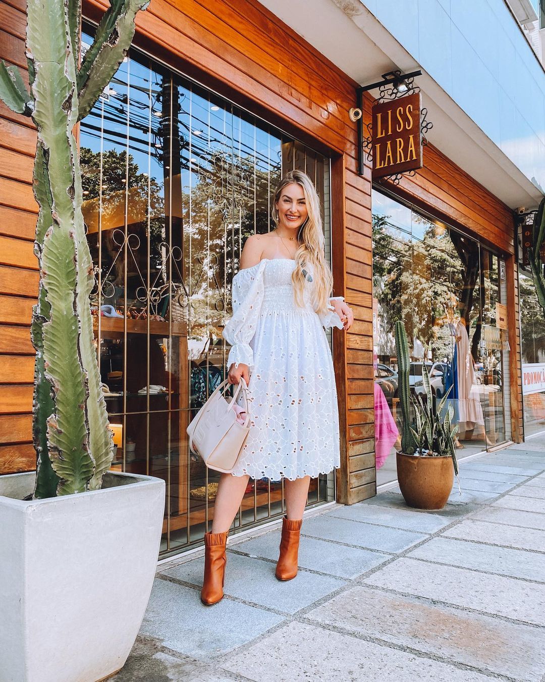 Vestido Estampado Geométrico com Bota Plataforma: Impacto Visual - inspiração 1