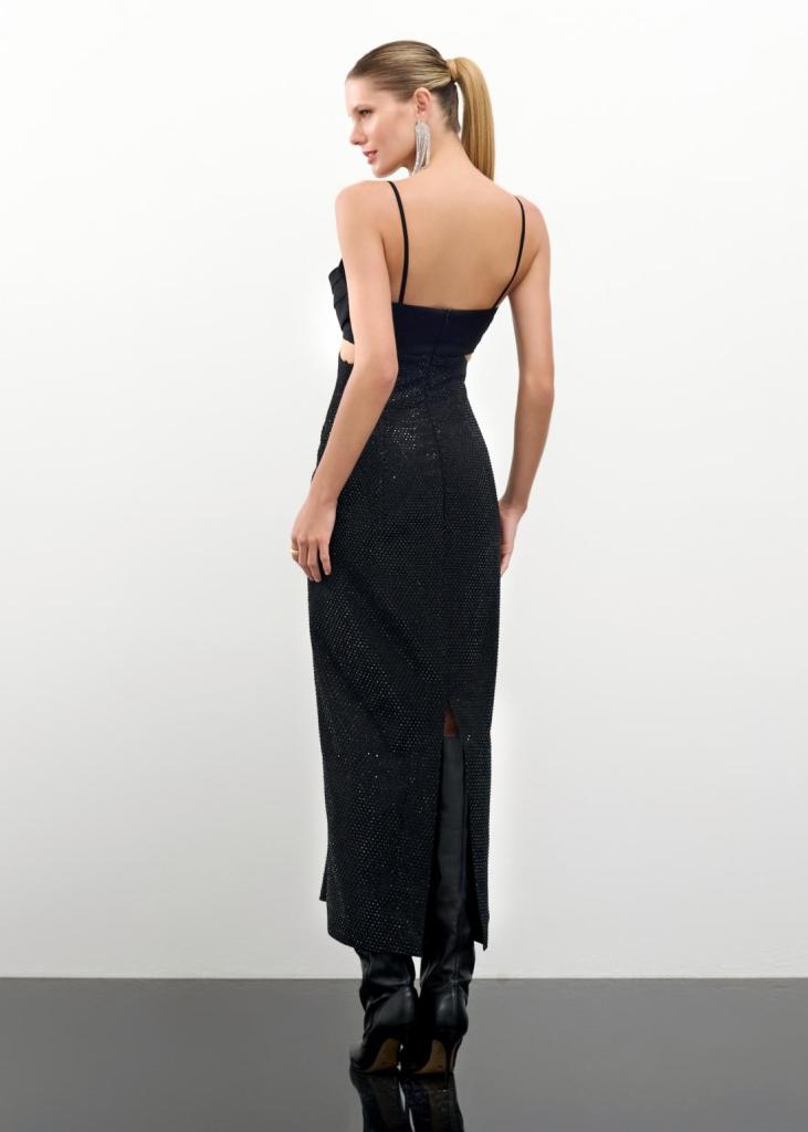 Mini Vestido Preto com Bota de Salto: Elegância Urbana Instantânea - inspiração 1