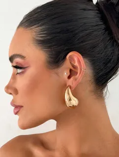 Como Combinar Brincos Grandes com Diferentes Tipos de Decotes - inspiração 2