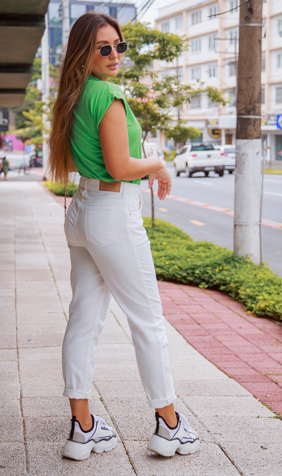 Na Balada com Estilo: Calça Branca para Noites Inesquecíveis - inspiração 2