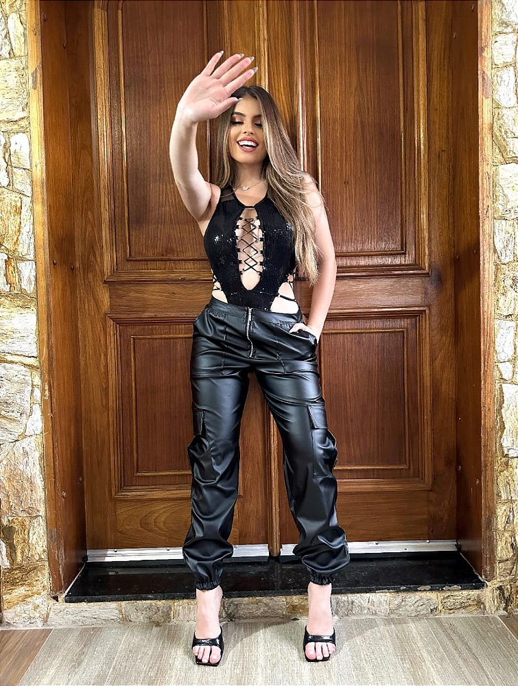 Cores e Estampas: Como Integrar com a Calça de Couro - inspiração 2