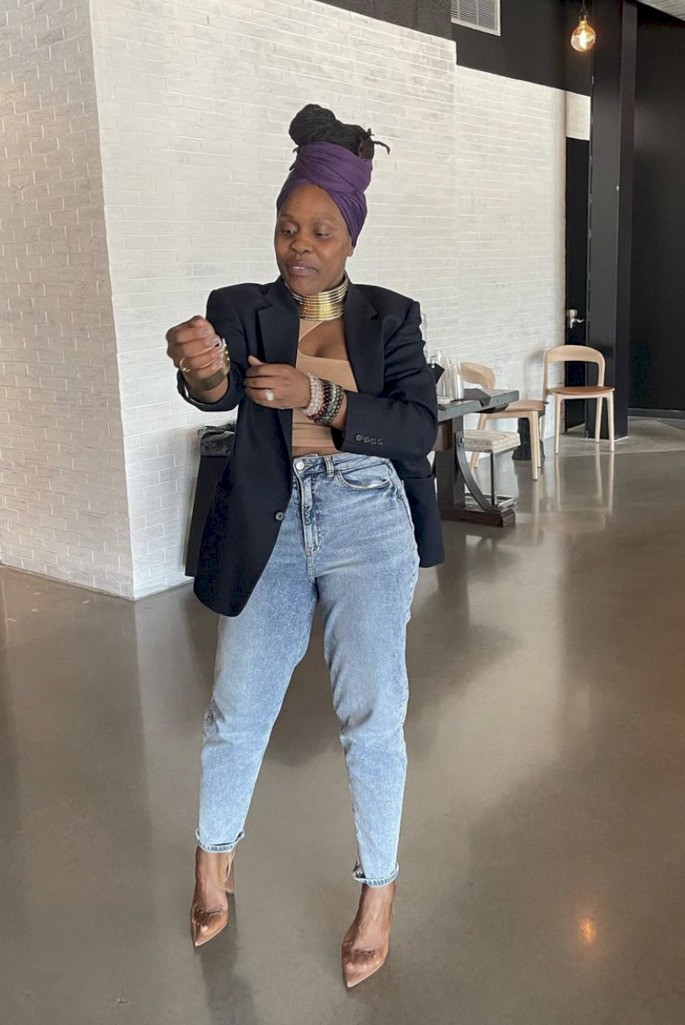 A Versatilidade da Calça Mom: Do Casual Chic ao Elegante - inspiração 1