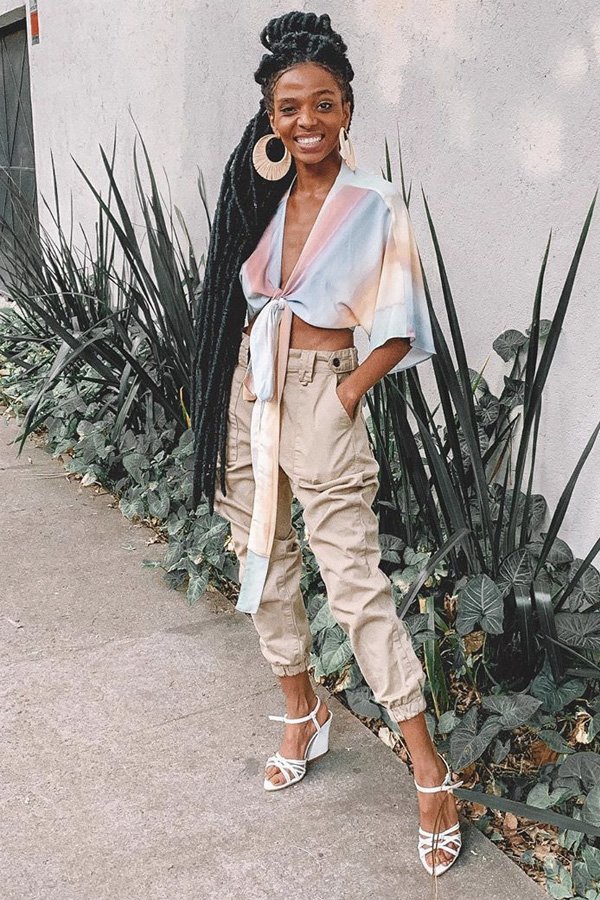 Toque Romântico: Jogger com Blusa de Seda e Sandálias Delicadas - inspiração 1