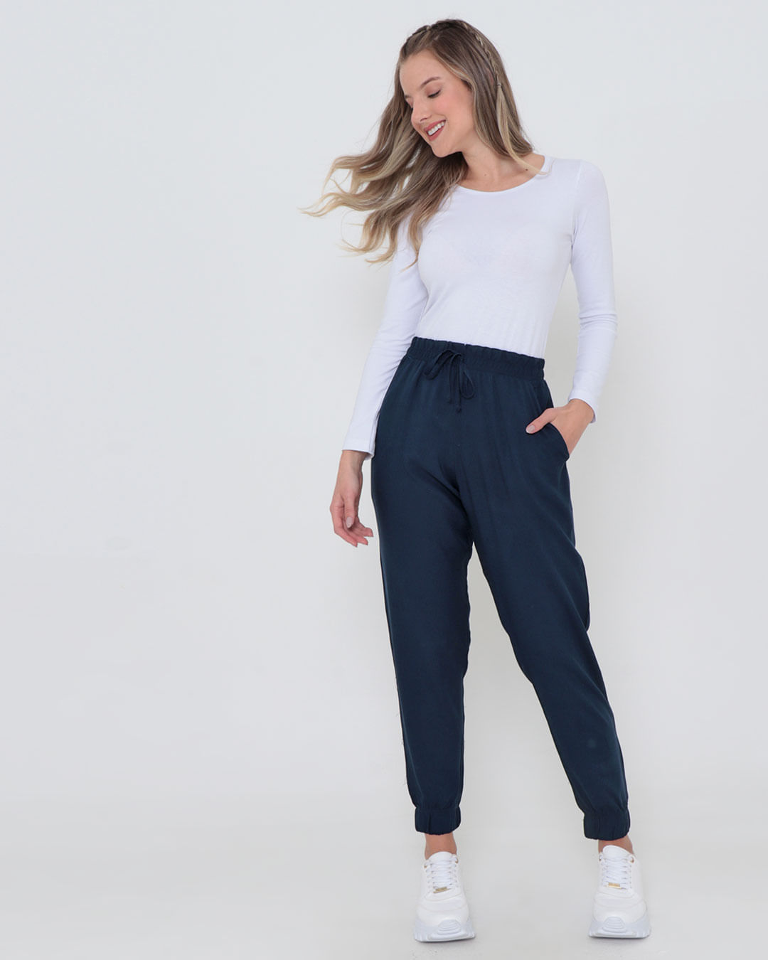 Minimalista e Sofisticada: Jogger de Couro com Tricô Fino - inspiração 2