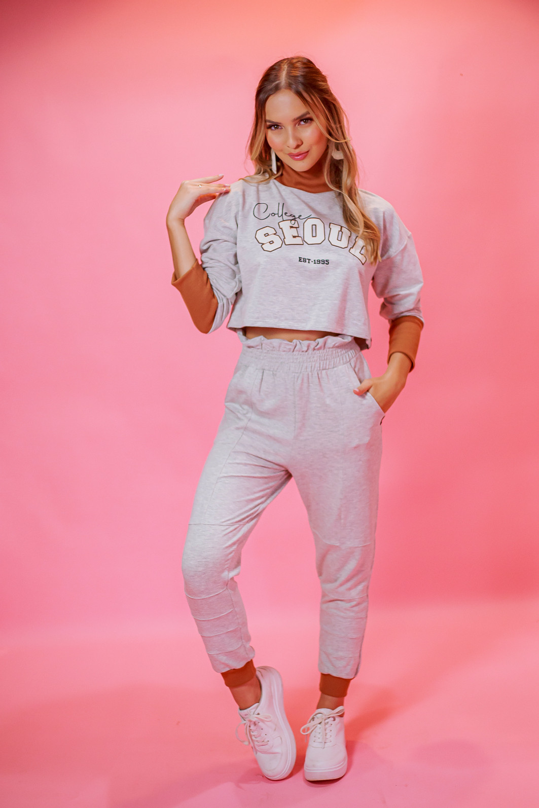 Look Trabalho Sem Erro: Jogger com Camisa Social e Loafer - inspiração 1