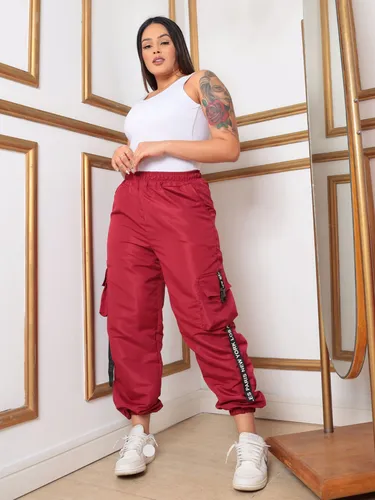 Aposte nas Cores: Jogger Vibrante com Peças Neutras - inspiração 2