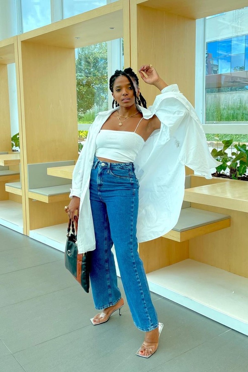 Camisa Branca com Calça Jeans: O Clássico Reinventado para o Dia a Dia - inspiração 2