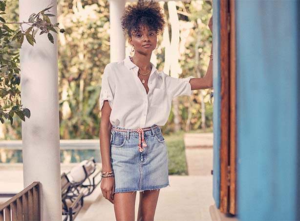 Layering Inteligente: Como Usar a Camisa Branca Sob Vestidos e Macacões - inspiração 1