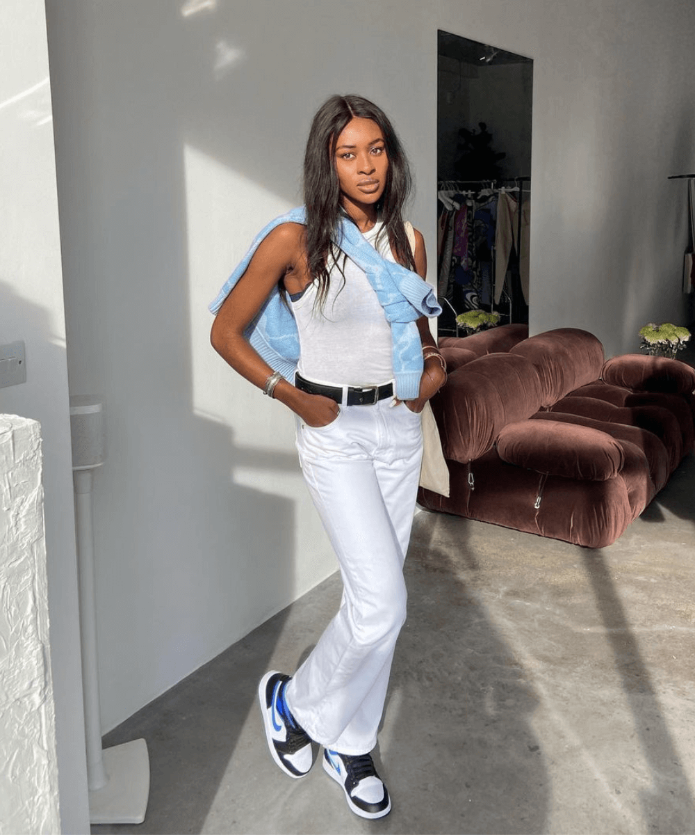 A Versatilidade do Nó: Dicas para Estilizar sua Camisa Branca de Maneiras Criativas - inspiração 1