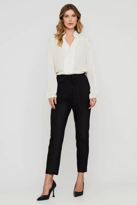 A Versatilidade do Nó: Dicas para Estilizar sua Camisa Branca de Maneiras Criativas - inspiração 2