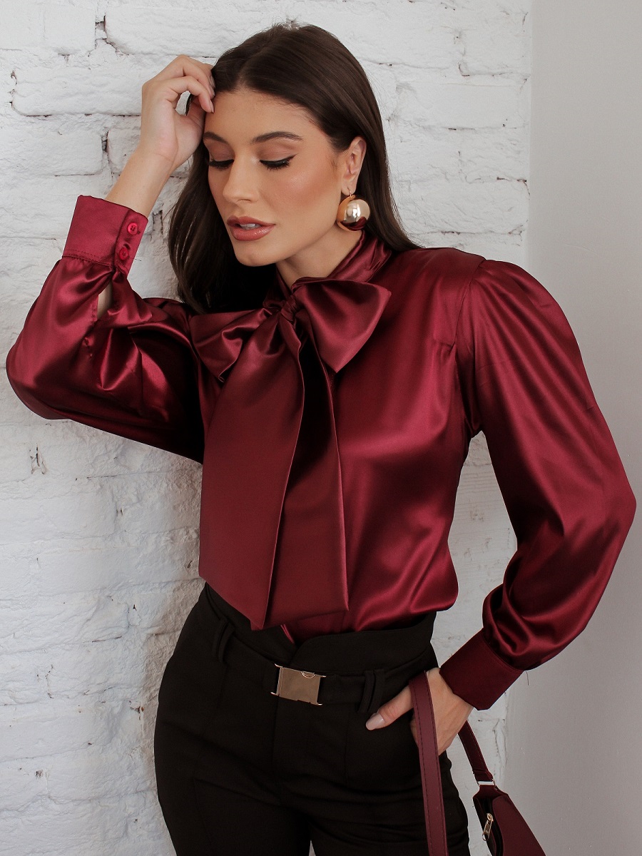 Conforto com Estilo: Camisa de Cetim e Legging ou Calças de Moletom - inspiração 1