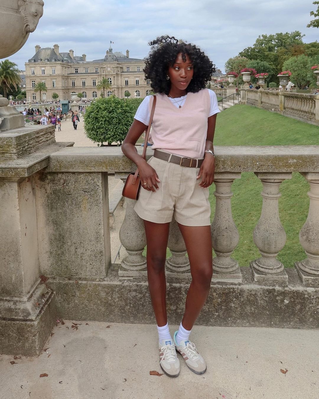 Toque Boho Chic: Colete de Tricô com Peças Fluidas - inspiração 1