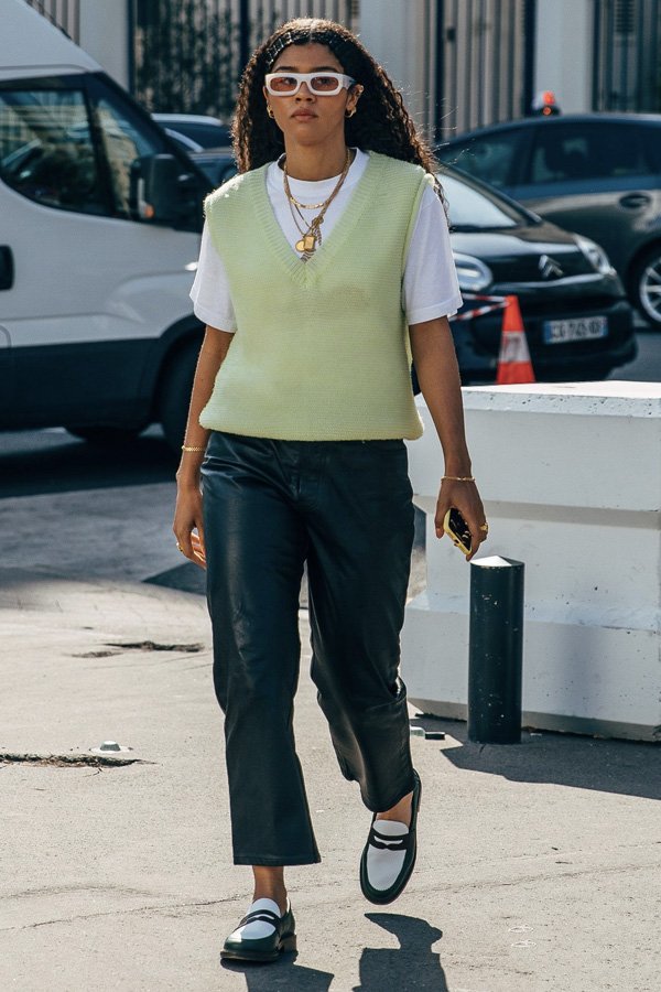 Elegância Casual: Colete de Tricô com Calça Jeans Reta - inspiração 1