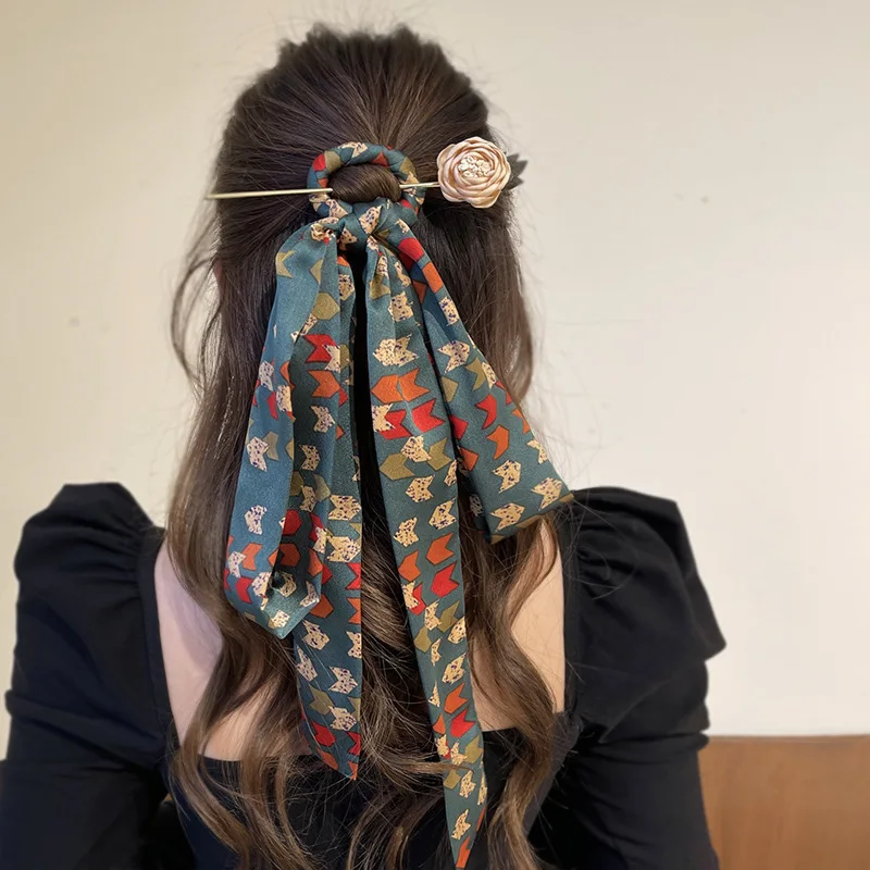 Lenço como Detalhe: O Ponto de Luz que Realça o Visual - inspiração 2