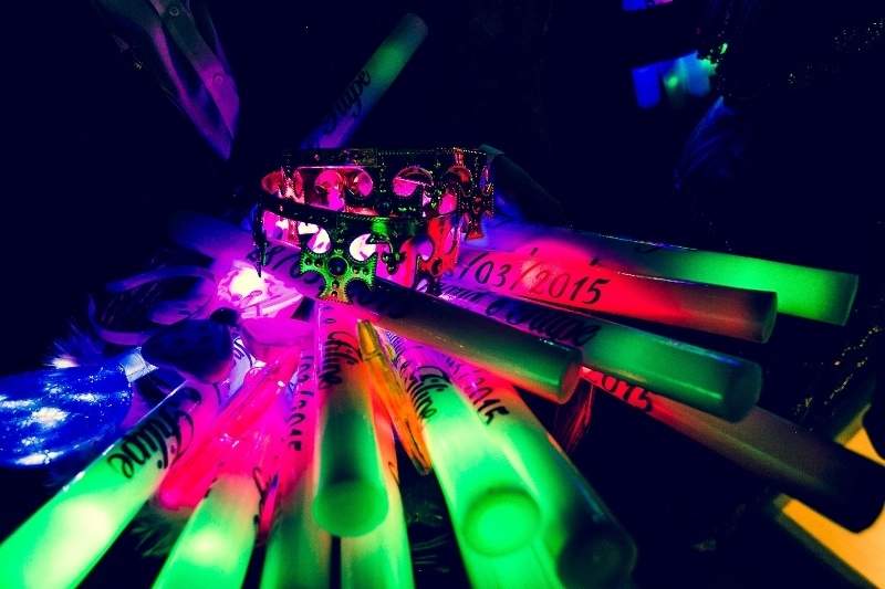 Acessórios Neon: Pontos de Luz Que Elevam Seu Look - inspiração 1