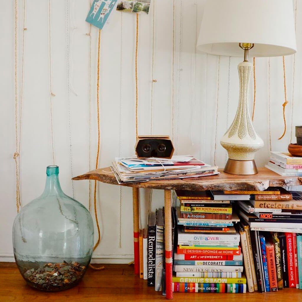 Pilha de Livros como Mesa de Centro ou Apoio - inspiração 2