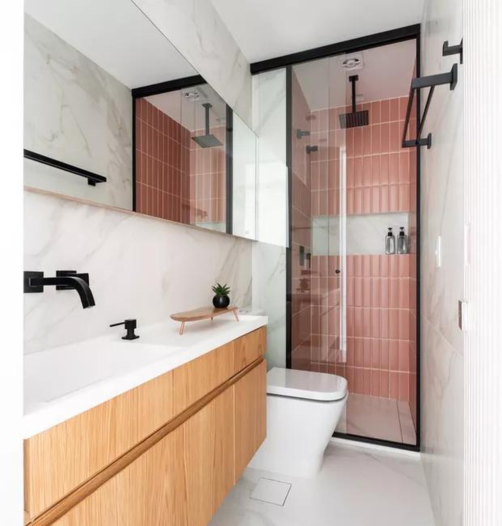 Rosa Choque: Ousadia e Personalidade para um Banheiro Moderno - inspiração 2