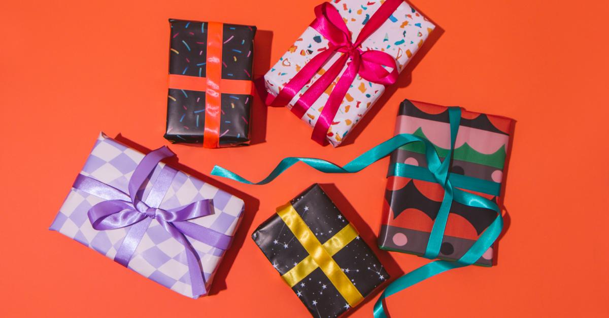 Minimalismo Moderno: Papel Branco e Fita Grossa - inspiração 1