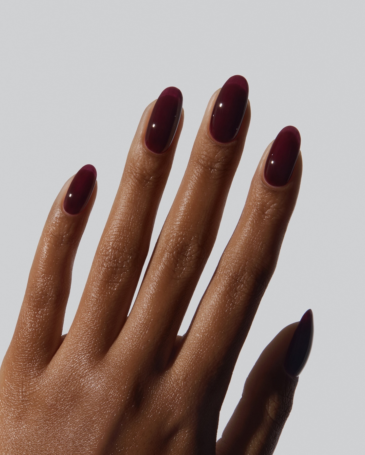 O Charme Intenso do Vermelho Cereja Escuro nas Unhas - inspiração 1