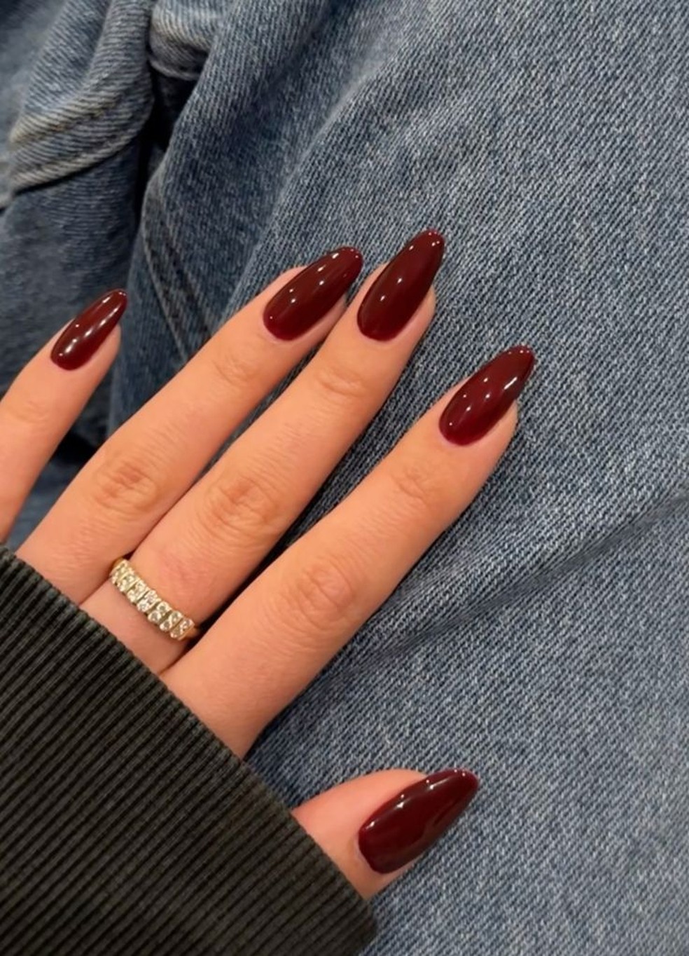 O Charme Intenso do Vermelho Cereja Escuro nas Unhas - inspiração 2