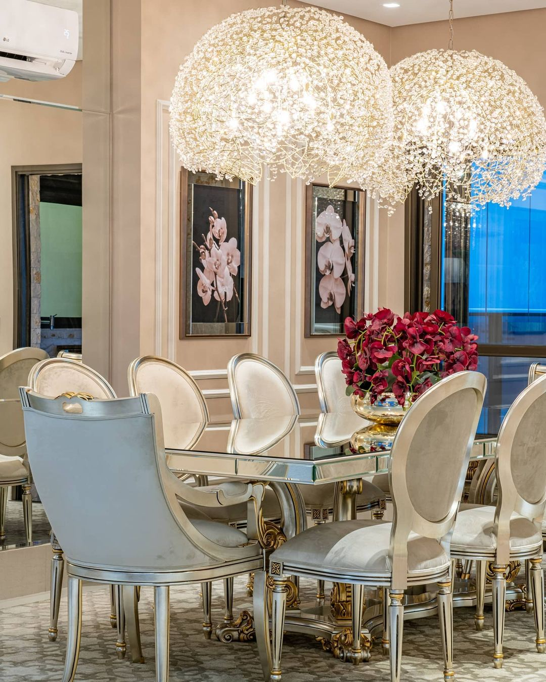 O Poder do Mobiliário: Mesas e Cadeiras Clássicas - inspiração 1