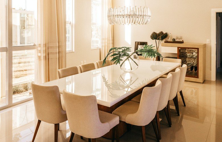 O Poder do Mobiliário: Mesas e Cadeiras Clássicas - inspiração 2