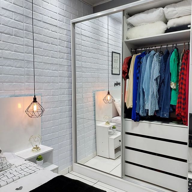 Espelhos nas Portas: Ampliando o Ambiente e a Funcionalidade. - inspiração 1