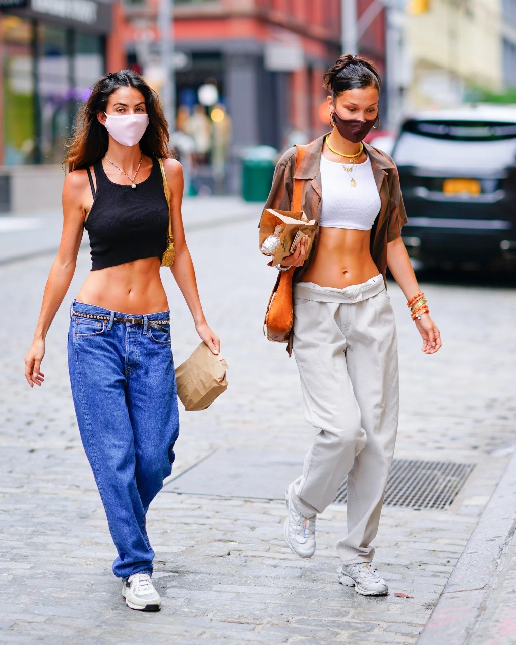 A Resistência e a Crítica: Por Que a Cintura Baixa Causou Polêmica - inspiração 1