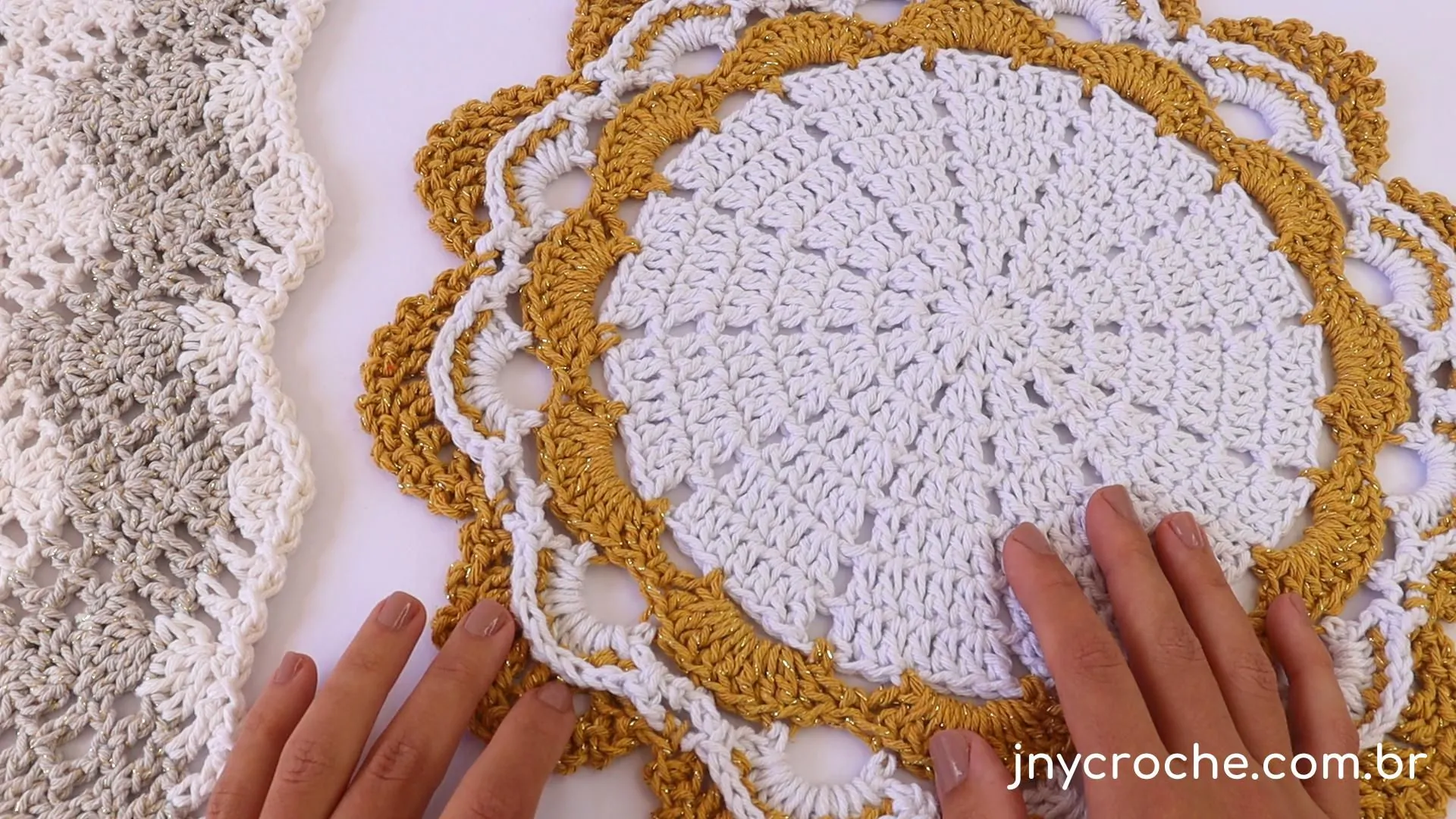 Sousplat com Flores: Delicadeza que Floresce na Mesa - inspiração 2