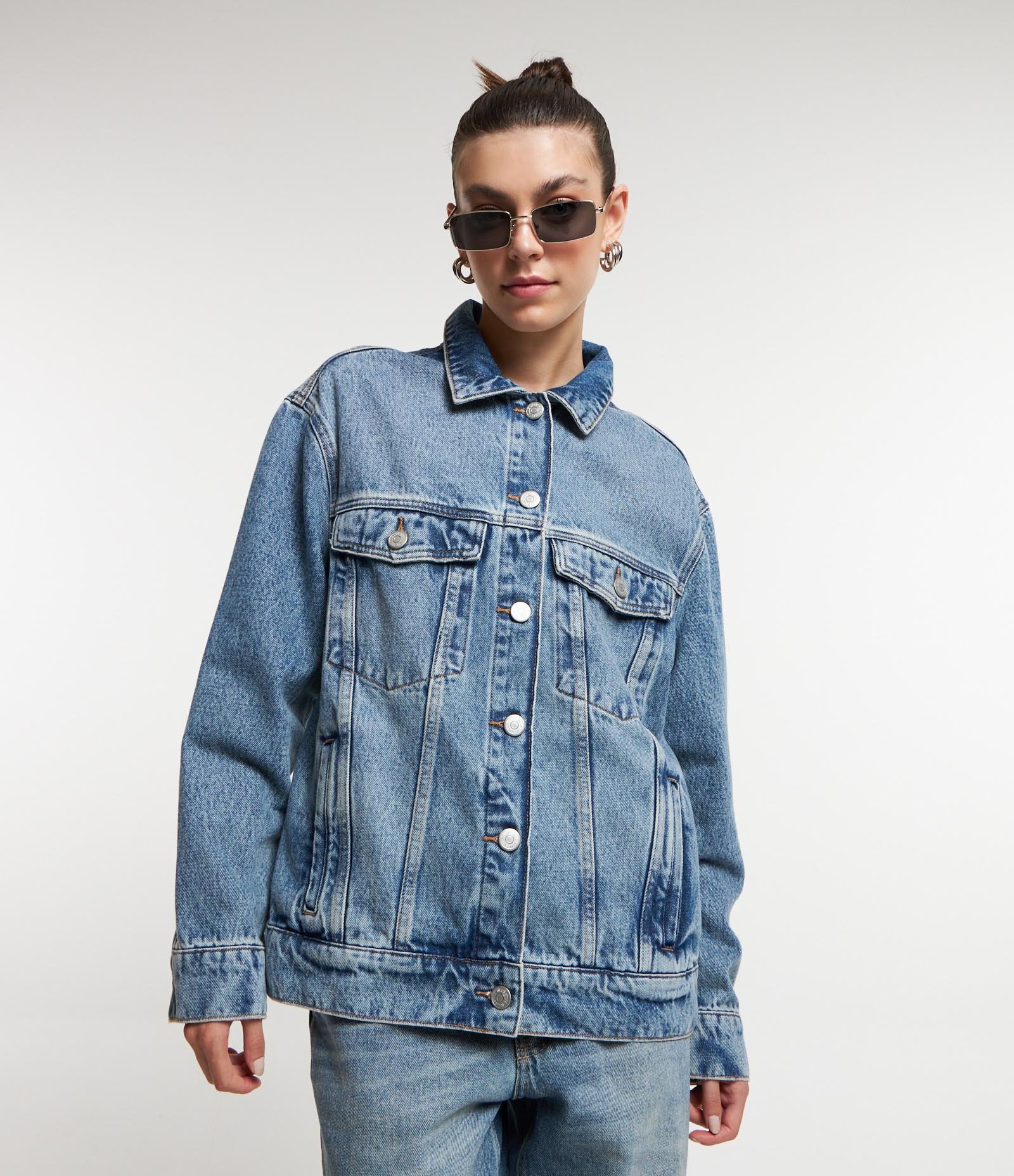 Acessórios que Elevam seu Look com Jaqueta Jeans Oversized - inspiração 1