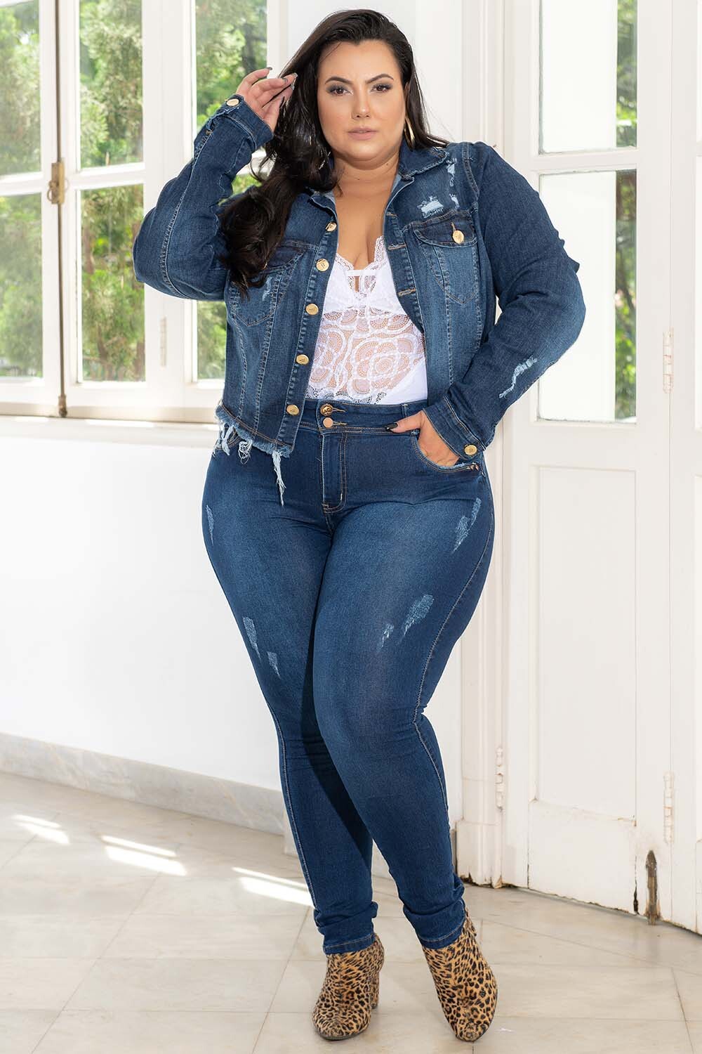 Acessórios que Elevam seu Look com Jaqueta Jeans Oversized - inspiração 2