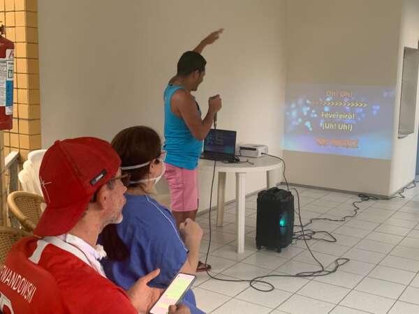 Dicas de Etiqueta para noites de karaokê harmoniosas - inspiração 1