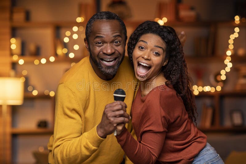 Karaokê Solo vs. Em Grupo: Dicas para Cada Ocasião - inspiração 1