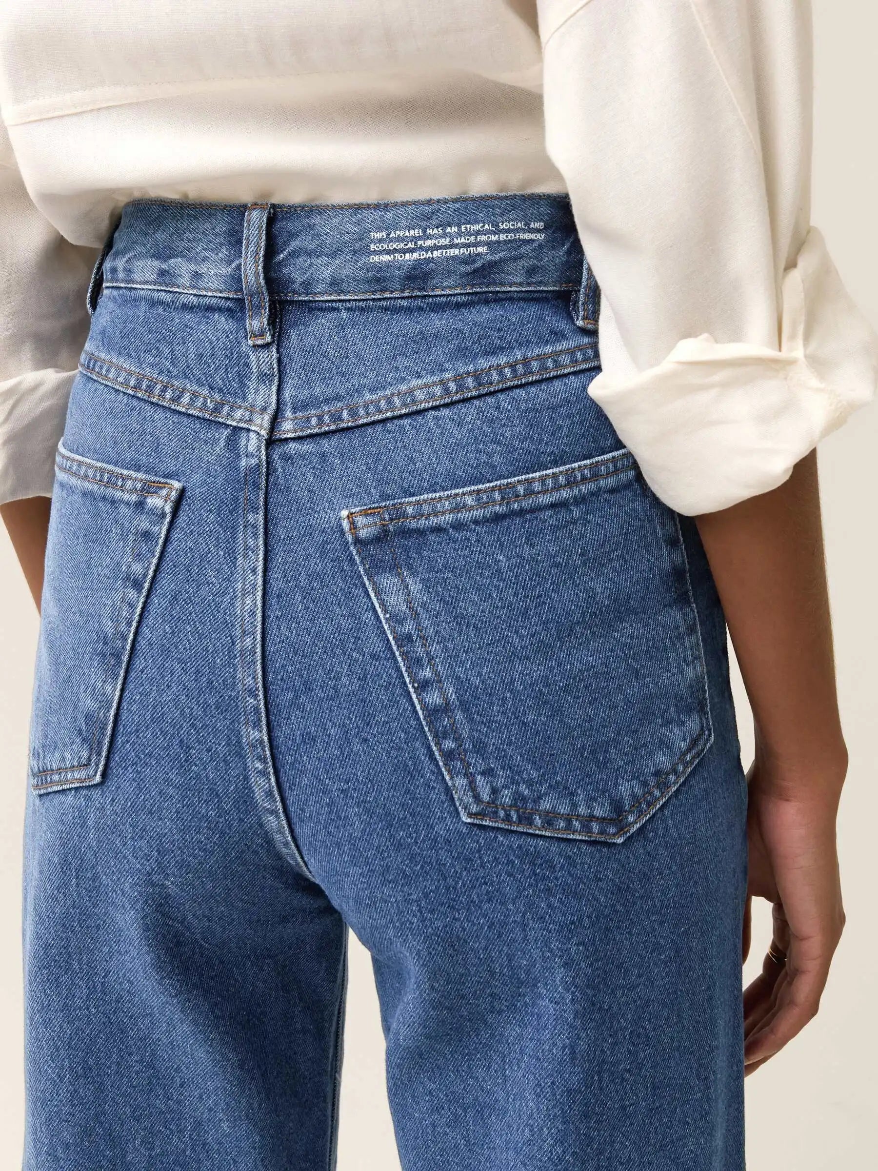 Jeans Escuros: Sofisticação e Elegância Sutil - inspiração 1