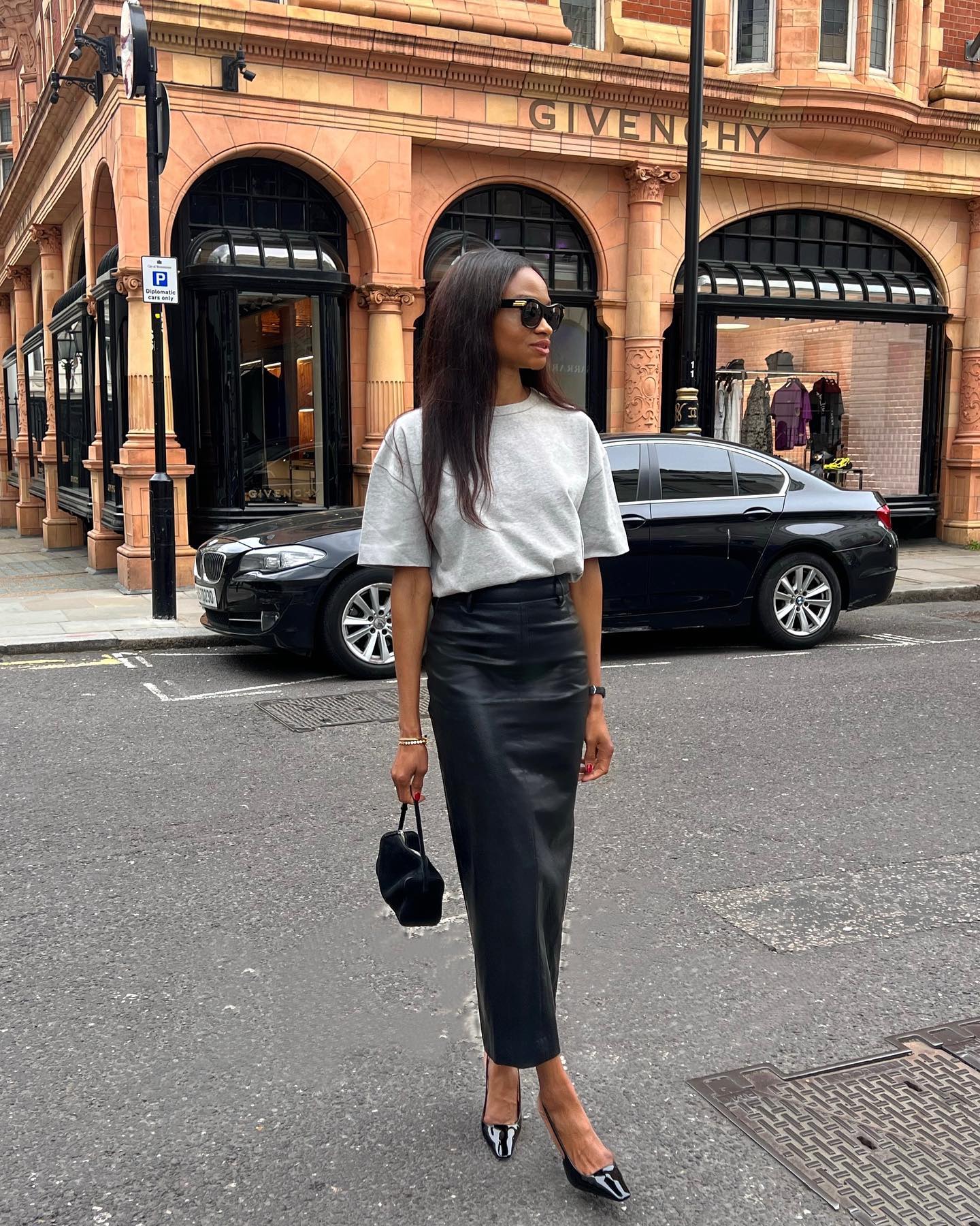 O Clássico com Camiseta Básica: Elegância Sem Esforço - inspiração 2