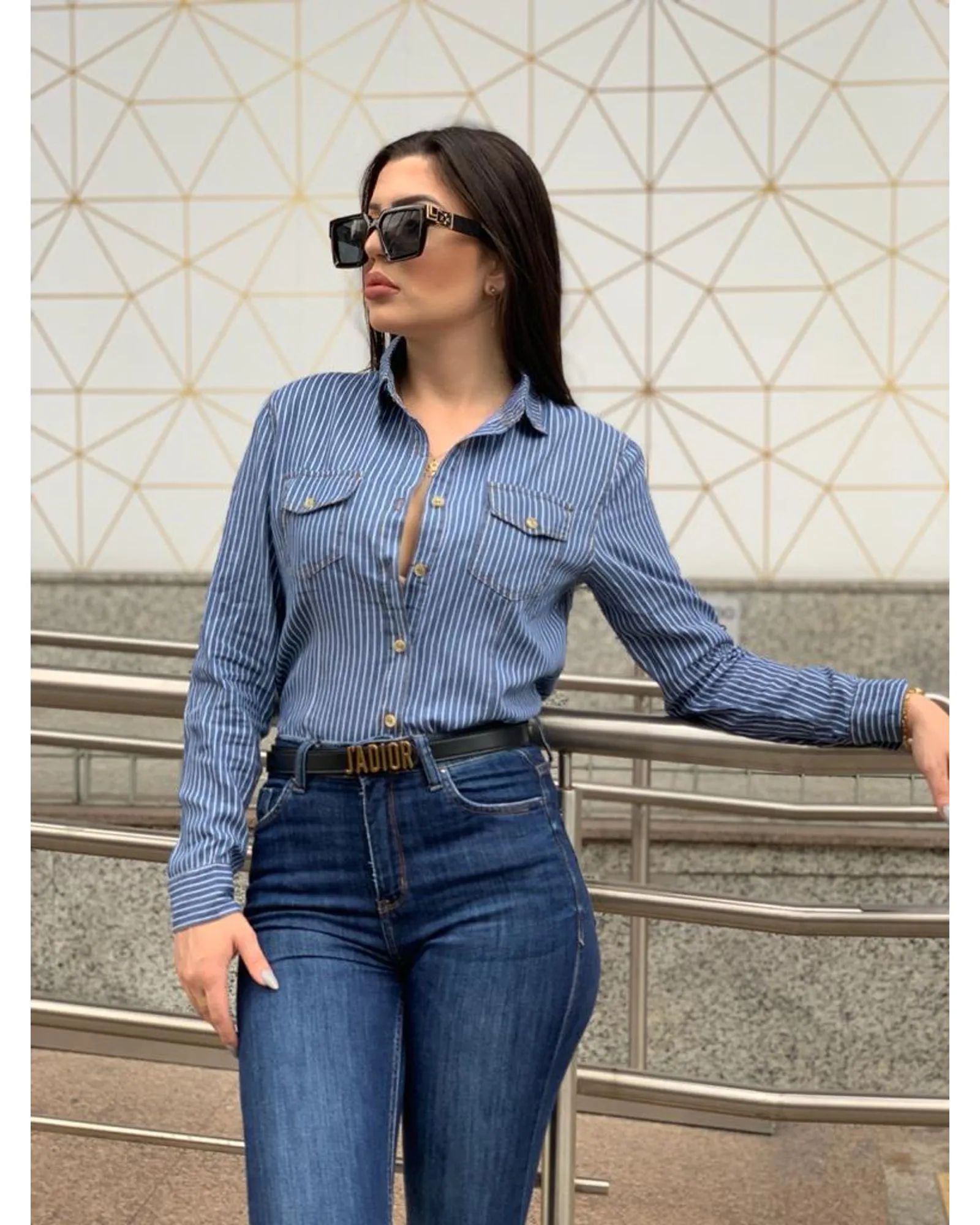 Camisa Jeans com Calça Jeans: O Poder do Denim Total - inspiração 1
