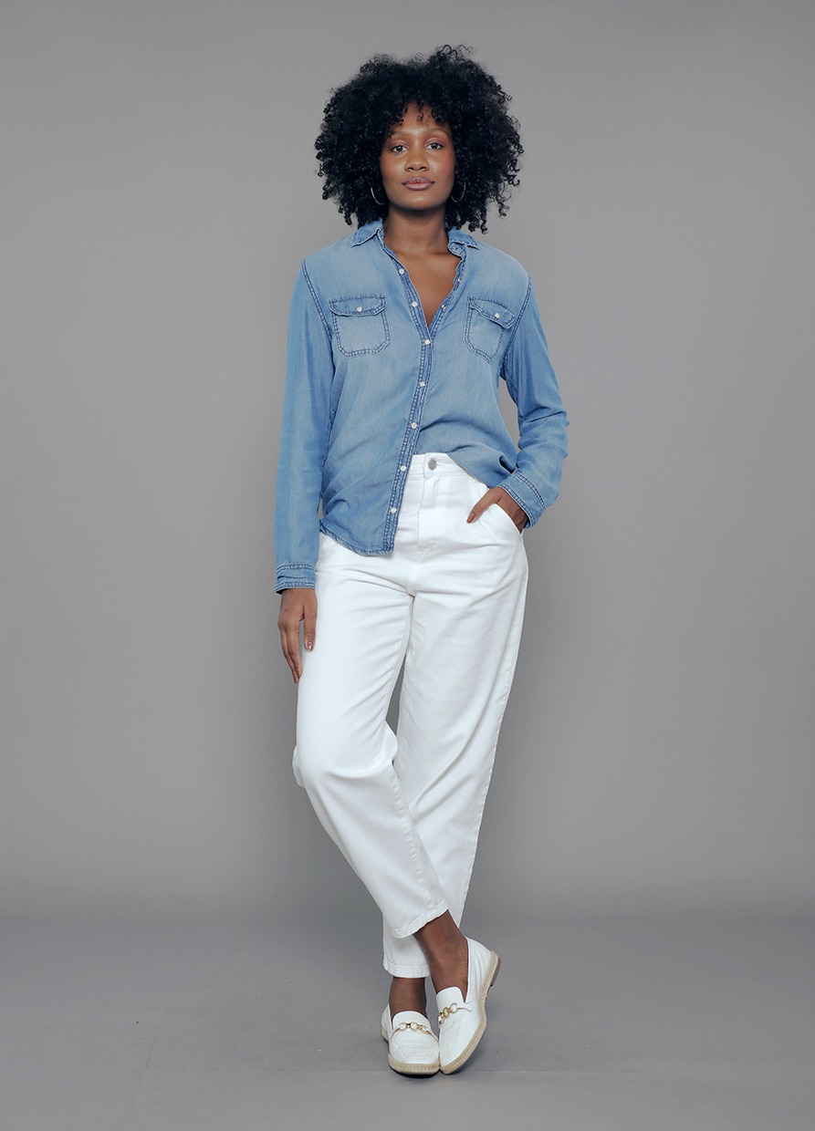 Elegância Despojada: Camisa Jeans com Peças de Alfaiataria - inspiração 1