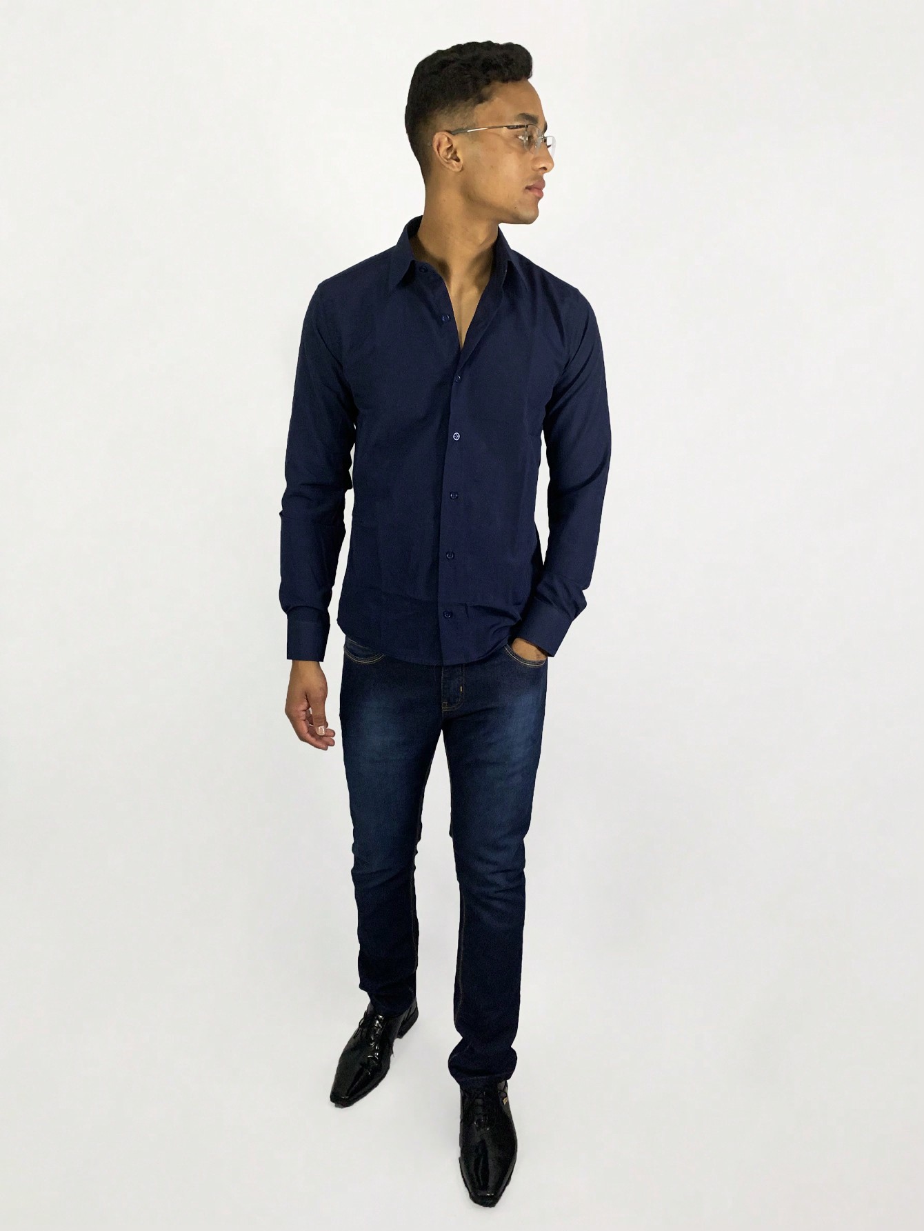 Minimalismo Chique: Camisa Jeans com Peças Básicas e Neutras - inspiração 1