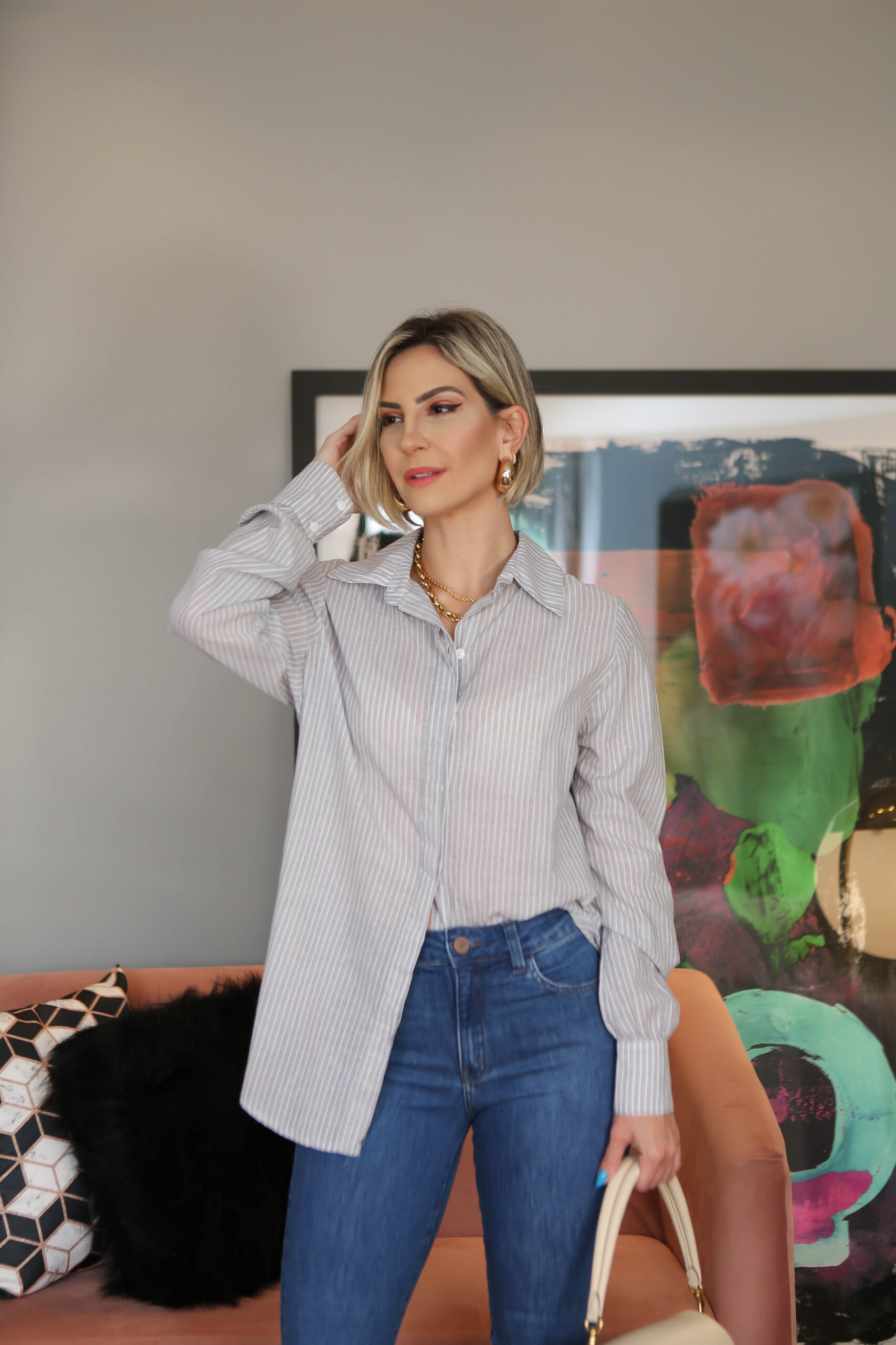 Estilo Ousado: Camisa Jeans com Peças Estampadas e Coloridas - inspiração 1