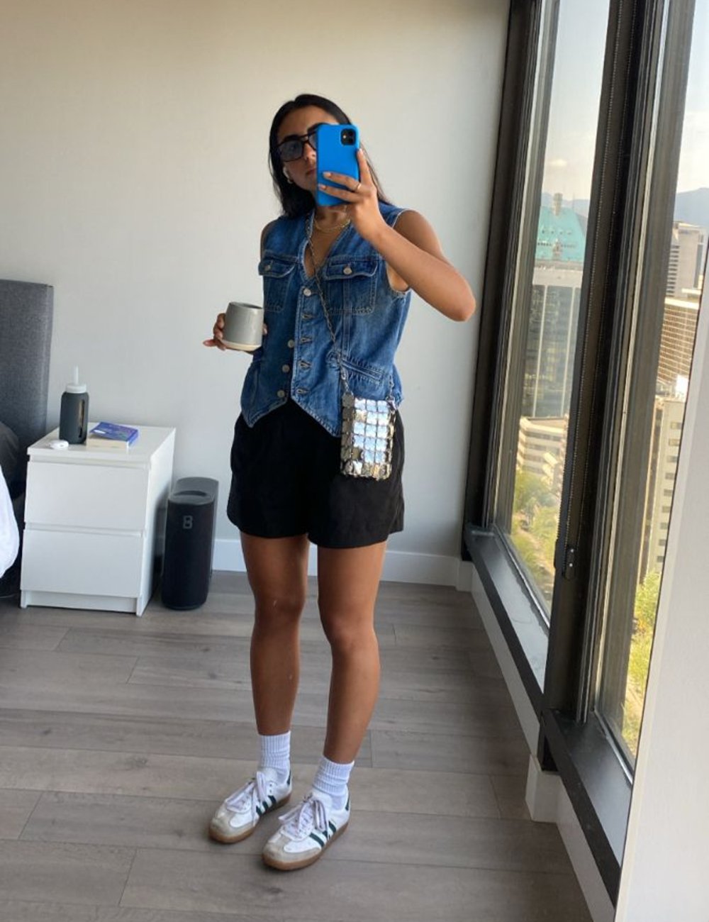 Colete Jeans Curto com T-shirt Básica: O Combo Perfeito para o Dia a Dia - inspiração 2