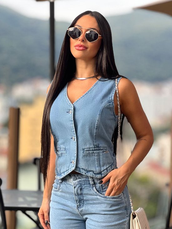 Vestidos e Saias: A Versatilidade do Colete Jeans em Looks Femininos - inspiração 1