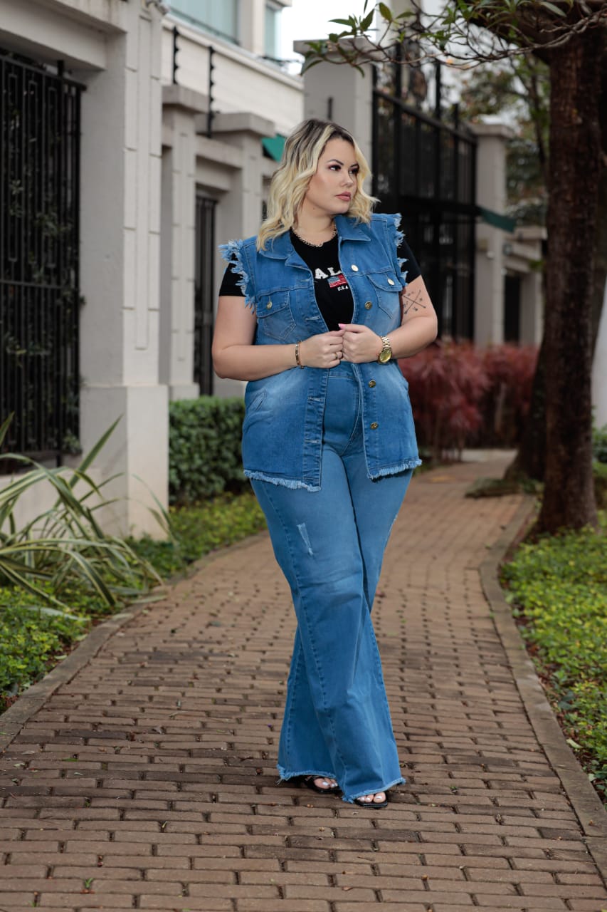 Estilo Boho Chic: Colete Jeans Curto e Peças Fluidas - inspiração 2