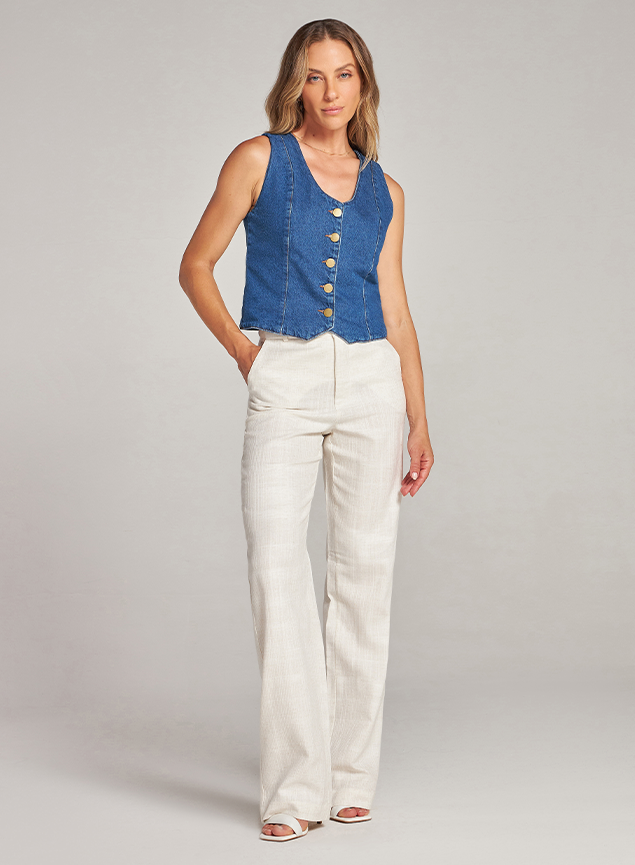 Minimalismo Elegante: Colete Jeans Curto com Peças Clássicas - inspiração 1