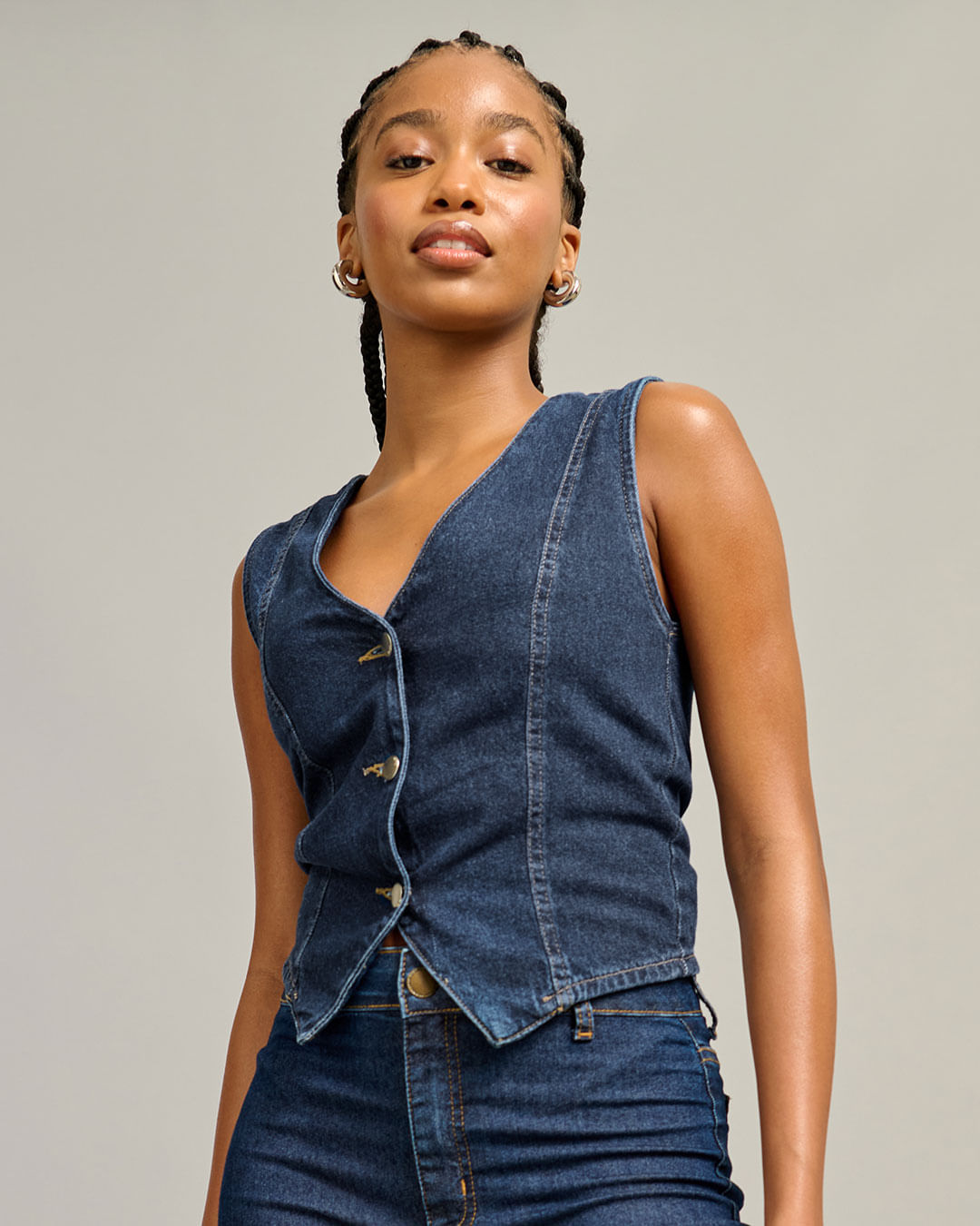 Minimalismo Elegante: Colete Jeans Curto com Peças Clássicas - inspiração 2