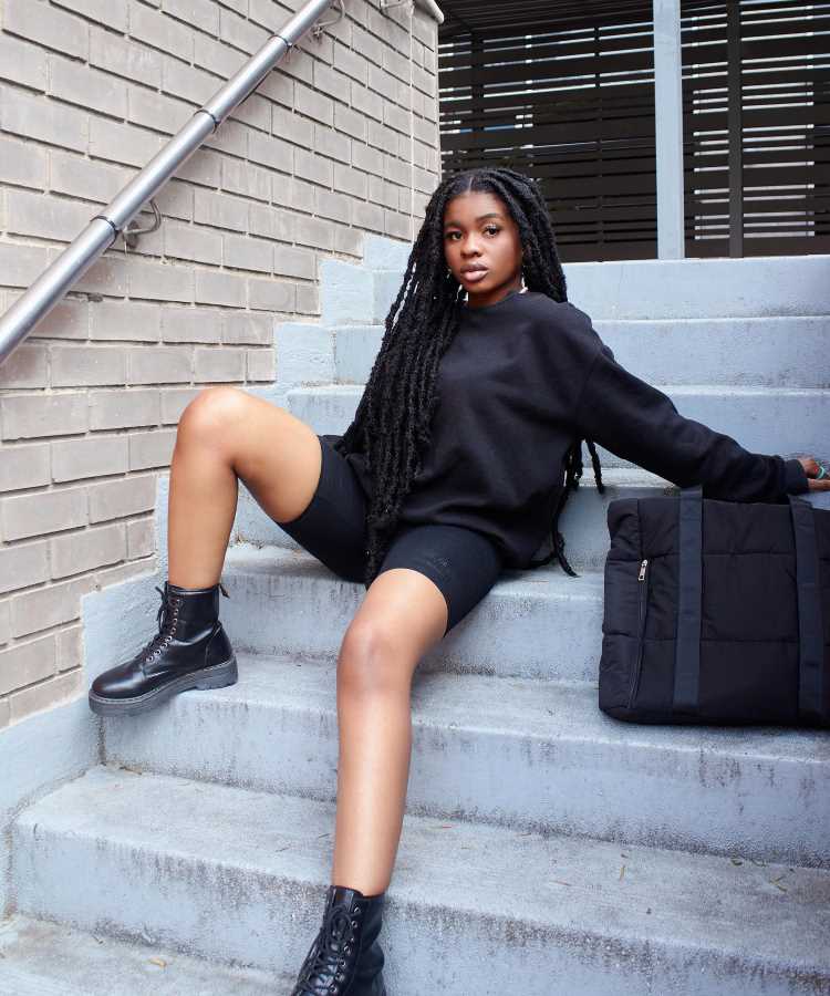 Coturno com Calças de Couro (ou Sintético): Um Toque Rocker Ousado - inspiração 1