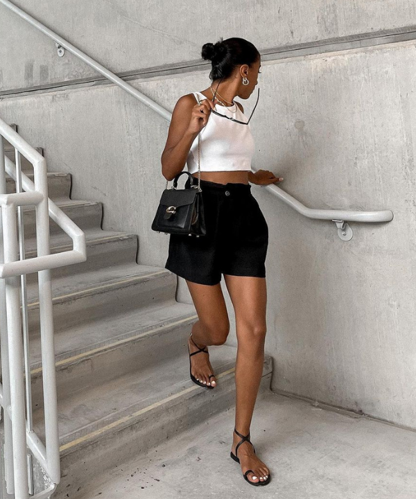 Elegância Relax: Combinando Rasteirinhas com Jeans Wide Leg - inspiração 1