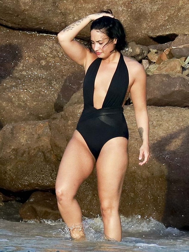 Maiôs com Recorte Estratégico: A Ilusão de Linhas Que Afinam a Silhueta - inspiração 1