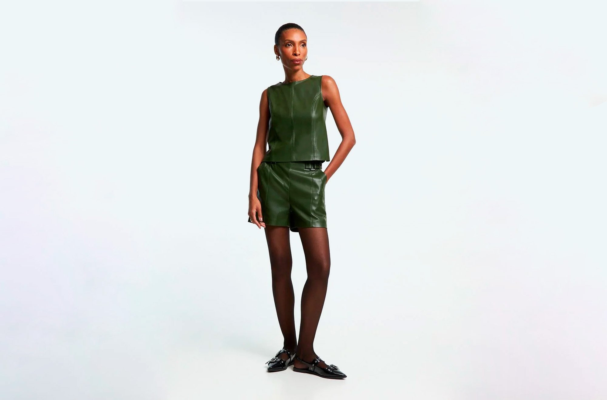 Meia-Calça Rasgada ou com Desenhos: O Charme Despojado e Moderno - inspiração 1