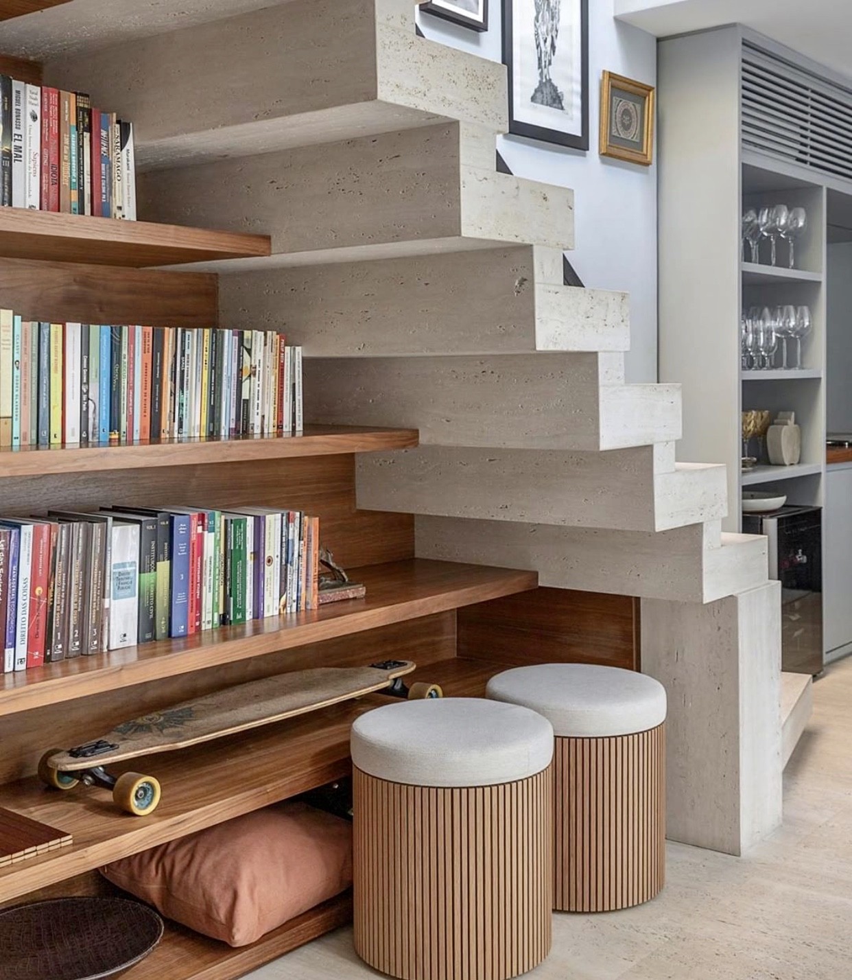 Nichos e prateleiras integradas: cada objeto com seu lugar, praticidade garantida. - inspiração 1