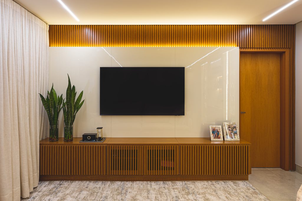 Iluminação em Foco: Valorize Seu Painel e Sua Sala - inspiração 2